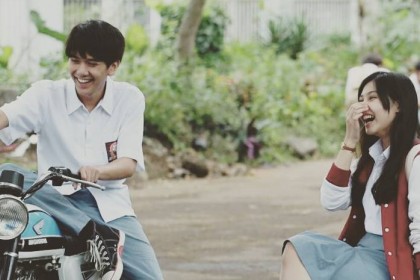 Review Film Dilan 1990 (2018) - Kisah Cinta SMA yang Manis 